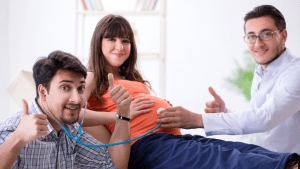 A pregnant couple discusses their birth plan with their obstetrician, an important step in choosing a maternity hospital.