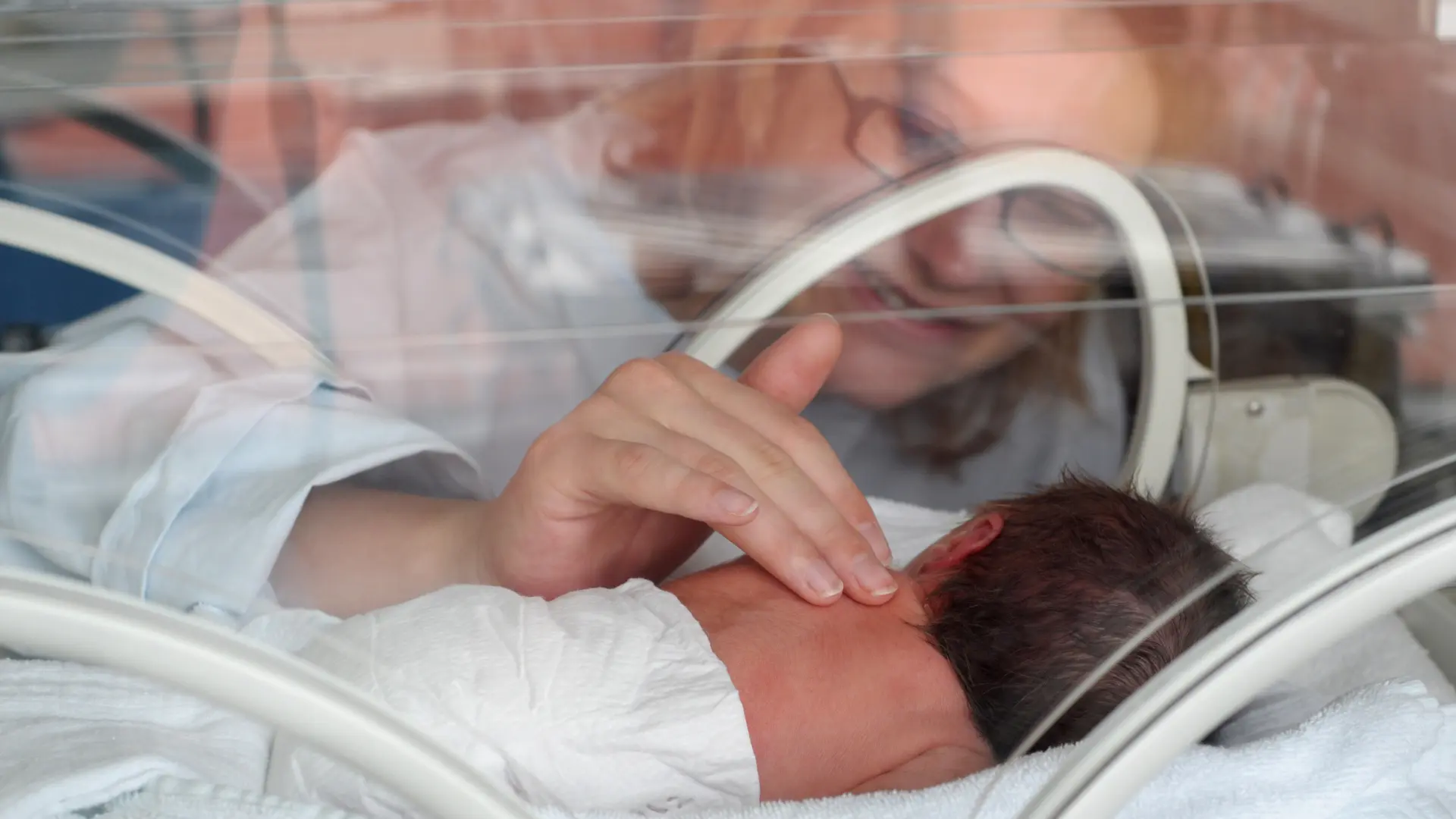 A parent bonds with their premature baby in the NICU, a key part of the care at the best NICU hospital.